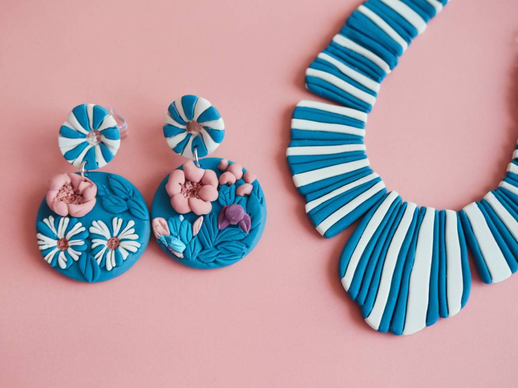 “Fabriquer ses bijoux en argile polymère : le guide créatif pour un look personnalisé”
